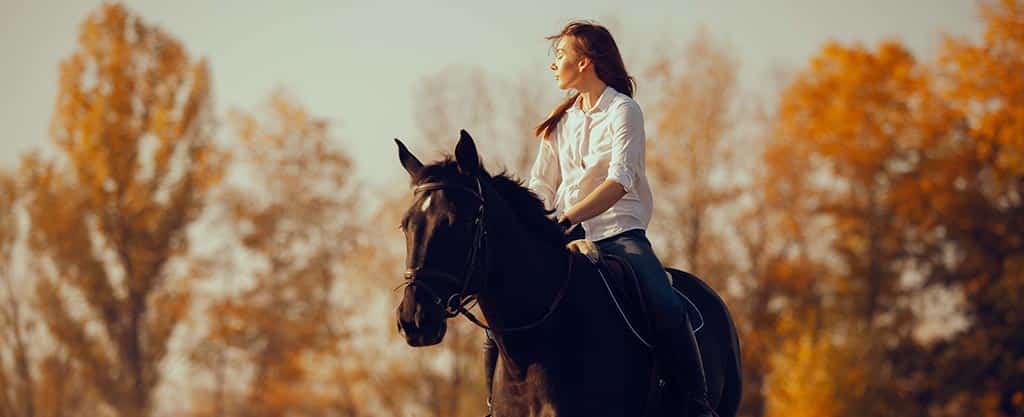 Pige ude at ride på hest