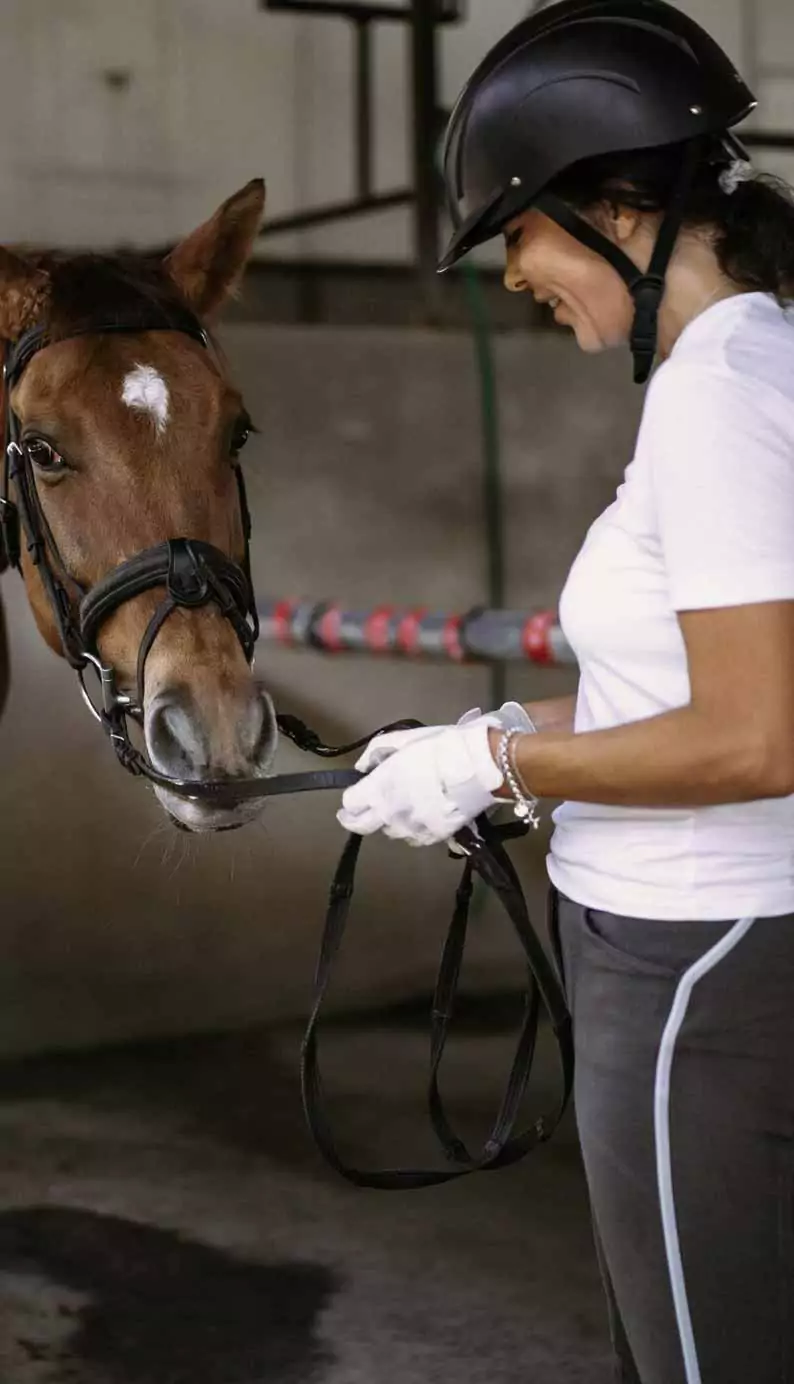 Kvinde med hvide ridehandsker